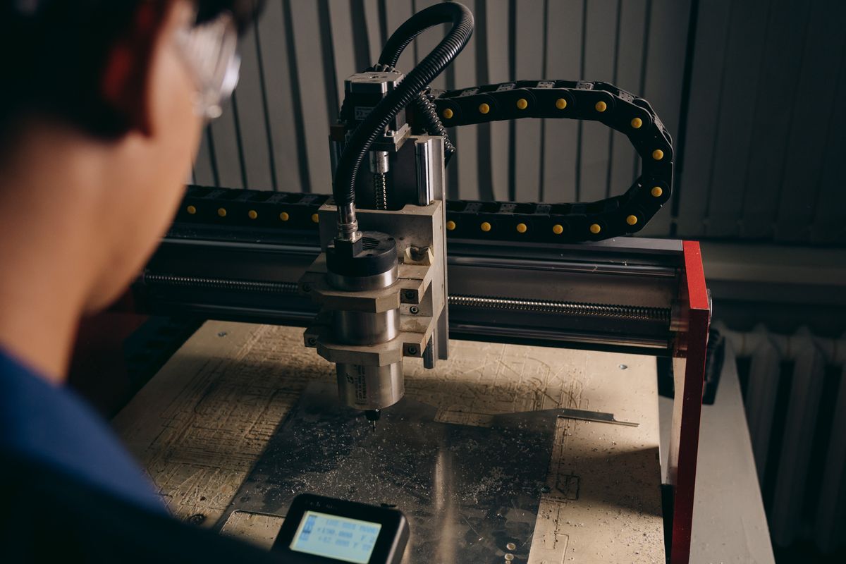加工機を操作する技術者