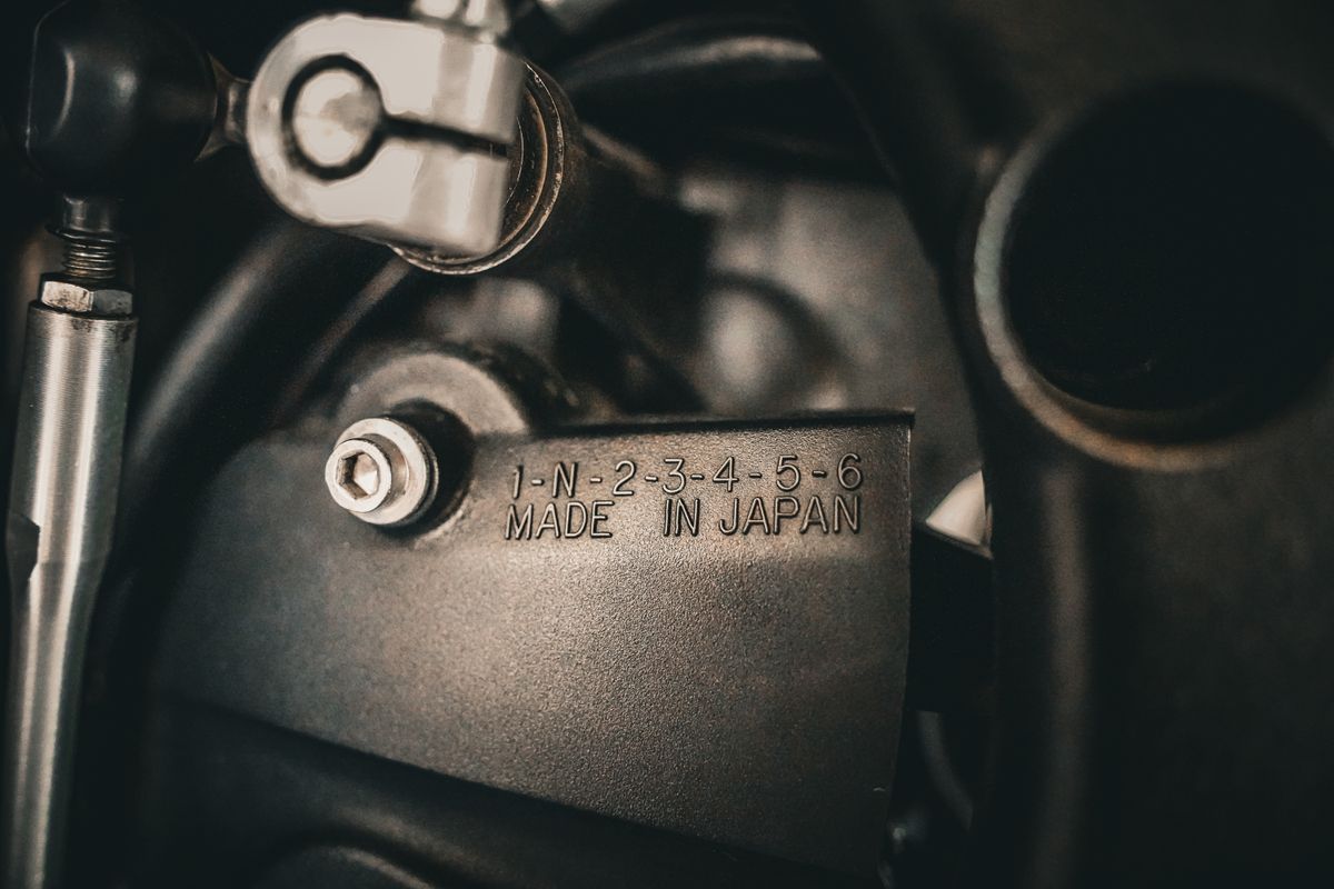 Made in Japan の刻印が入った精密部品